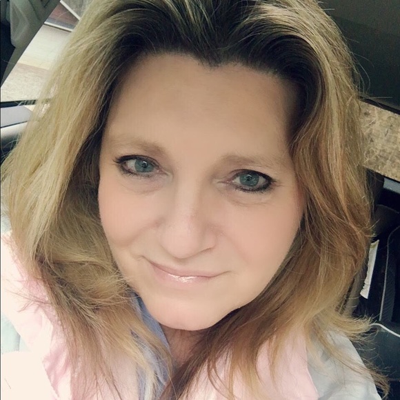 Hi! Welcome to my Poshmark Closet! πΈ - Picture 1 of 3